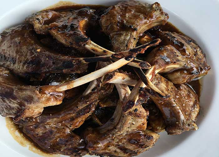 Chuletitas de cordero lechal al punto con ajillo