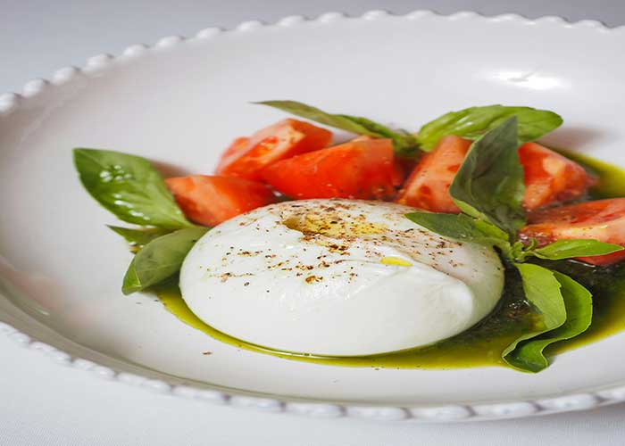 Ensalada de tomates con burrata y pesto