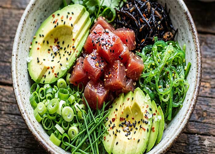 Ensalada poke de atún y algas con aguacate