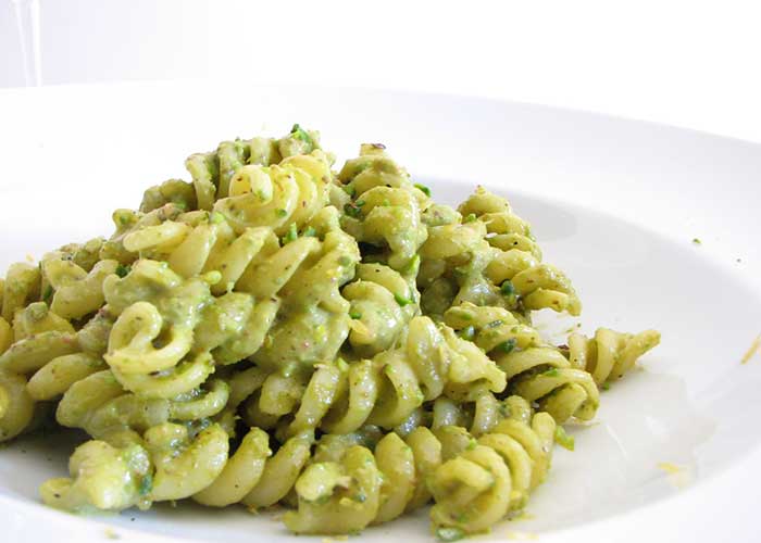 Fusilli con salsa de espinacas y queso