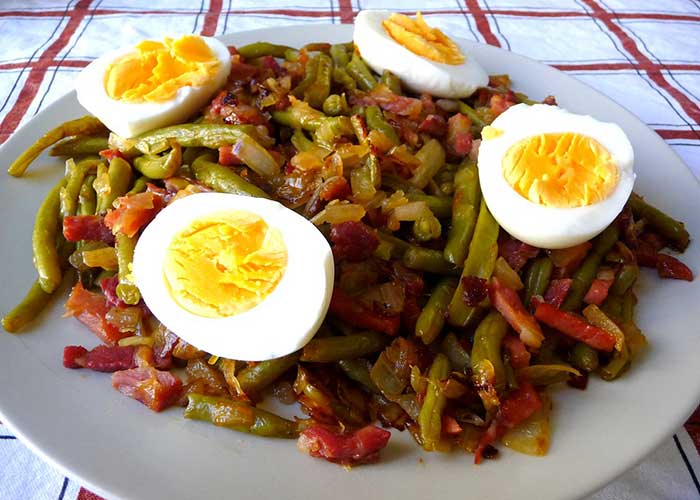 Judías verdes con huevo duro y jamón