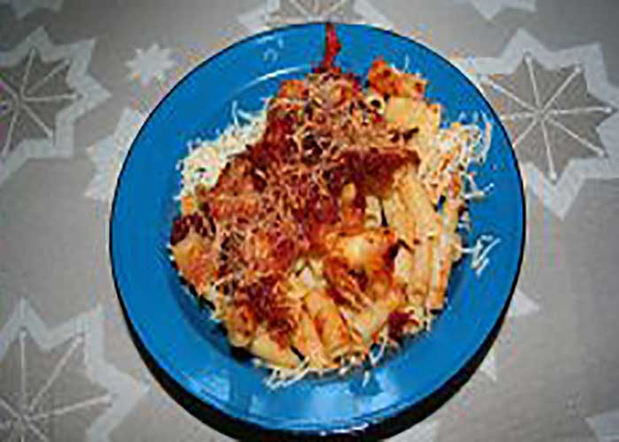 Macarrones con chorizo y tomate frito