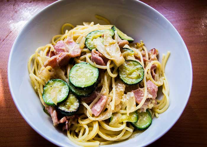 Pasta con calabacín y bacon