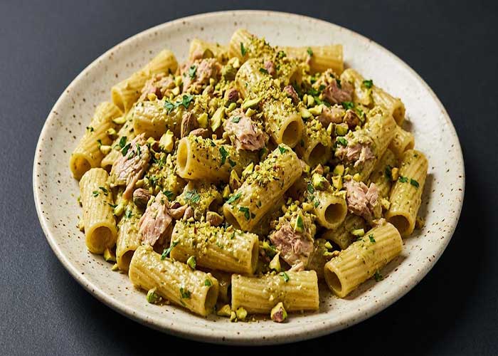 Pasta con salsa de pistachos y atún
