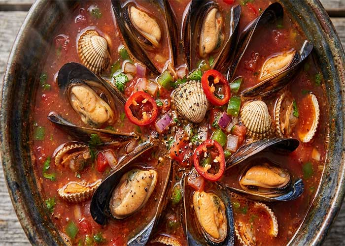 Sopa picante de mejillones, berberechos y hortalizas